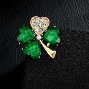 Vente en gros de bijoux tendances broches en strass trèfle à quatre feuilles vert fantaisie olive en cristal pour femmes - Product Image 4