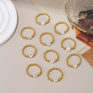 Anillo de cuentas de acero inoxidable chapado en oro de 18 quilates resistente al agua de moda con anillo de letra de concha de piedra natural - Product Image 3