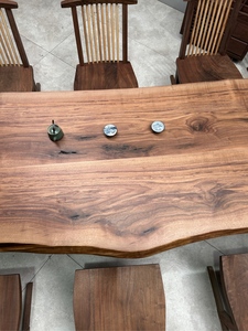 Tablas de Nogal Negro Norteamericano con Borde Natural - Tablero de Primera Calidad con Veteado de Espejo para Mesas de Comedor y Conferencias de Lujo - Product Image 5