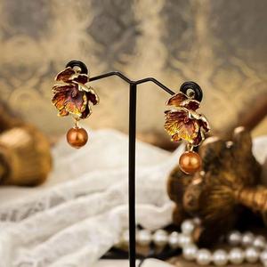 Pendientes de Mujer de Aleación de Cobre con Diseño Retro de Aguja de Plata, Adornados con Cristales de Estrás, Pequeños y Modernos - Product Image 4