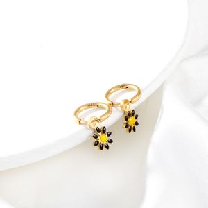 ชุดเครื่องประดับดอกเดซี่หลากสีสไตล์โบฮีเมียน ปี 2023 ทำจากสแตนเลสสตีลเคลือบทอง 18K ประกอบด้วยสร้อยคอ สร้อยข้อมือ และต่างหูแบบหลายสาย - Product Image 6