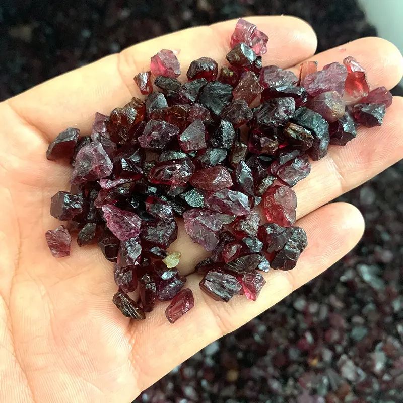 Venta al por mayor de piedra granate en bruto de cristal Natural gravas chips granate piedras de caída para la venta al por mayor