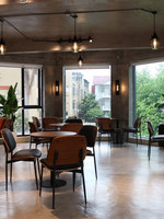 Ensemble table et chaises de café, style occidental, pour restaurant, bar, salle à manger, chaises en PU rembourrées, style vintage rétro, personnalisable, en bois