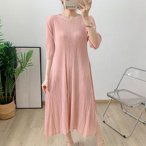 Miyake เดรสแฟชั่นมีจีบคอกลมเข้ารูปแขนสามส่วนสีทึบชุดเดรสสตรีหรูหราสำหรับฤดูร้อนขายส่ง - Product Image 2