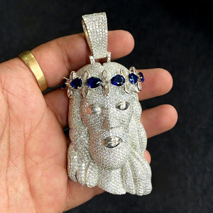 Pendentif chrétien Tête de Jésus en argent 925, saphir bleu micro-pavé taille brillant, breloque religieuse couronne, bijoux unisexe - Product Image 1