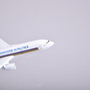 โมเดลเครื่องบินโลหะผสมสเกล <span class=keywords><strong>400</strong></span> ของสายการบินสิงคโปร์ โบอิ้ง <span class=keywords><strong>B777</strong></span> ขนาด 16 ซม. แบบจำลองสมจริงสูง พร้อมฐานตั้งโชว์ ของขวัญส่งเสริมการขาย - Product Image 3