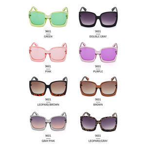 Gafas de sol con montura grande para mujer Tf Style, montura de PC Uv400, lentes negras, protección solar clase 2, atuendos de viaje a la moda - Product Image 2