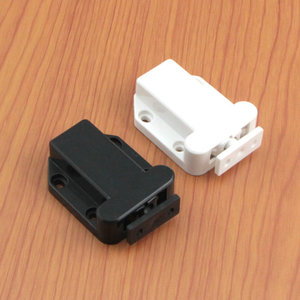 Loquets de porte et ferme-portes automatiques en plastique à clipser, durables, pour rangement et placards, modèle 002 - Product Image 1