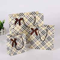 Sacs cadeaux en carton recyclable, avec poignée en ruban, design beige à carreaux, logo personnalisé pour l'emballage de cadeaux de boutique de vêtements