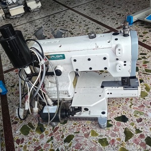 Machine à coudre interlock à trois aiguilles et cinq fils SIRUBA haute vitesse d'occasion C007 6000 points/min pour T-SHIRTS et JEANS - Product Image 2
