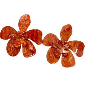 Boucles d'oreilles clous surdimensionnées en forme de fleur, double couche, orange, en acrylique/résine/lucite, bijoux tendance pour femme, idéales pour les soirées - Product Image 4