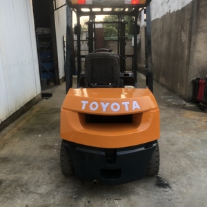 Chariot élévateur diesel d'occasion 7F 3T à trois portes, mât à trois étages, pneus pneumatiques/solides, pour usage extérieur sur chaussée, prix abordable 2020/2021/2022 - Product Image 3