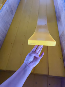 Полиуретановое лезвие-скребок TONDA TD0010303 твердостью 90-95A для отвалов снегоуборщиков тракторов: отличная эластичность, защита от истирания - Product Image 2