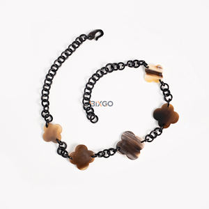 สร้อยคอรูปดอกไม้จากเขาควายธรรมชาติ ดีไซน์ดอกไม้แบบนามธรรม เครื่องประดับที่ยั่งยืน ผลิตด้วยมือโดยช่างฝีมือในเวียดนาม - Product Image 3