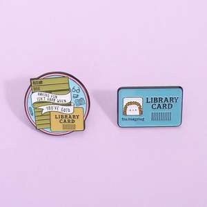 เข็มกลัดโลหะผสมสังกะสีเคลือบลายการ์ตูนน่ารักแบบกำหนดเองขายส่ง ดีไซน์ดอกไม้เคลือบสีดำนิกเกิล UV ของขวัญสำหรับบรรณารักษ์สุดอินเทรนด์ - Product Image 1