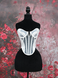 Corset bustier spectaculaire sans bretelles, à décolleté cœur, avec empiècements en maille contrastante et baleiné, pour des looks avant-gardistes et des tenues de soirée - Product Image 3
