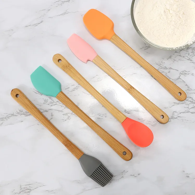 2023 Hot Sale Bakeware Gadget 5pcs Wood Pastry Scraper and Non-Stick Silicone Brush Spatulas Set for Baking and Cooking