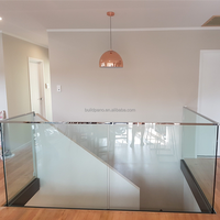 Système de balustrade en verre moderne pour balcon et escalier avec cadre en aluminium robuste pour usage résidentiel