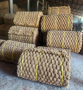 Rouleau de tapis en fibre de coco naturelle brun doré, 10m, 65kg, matériau robuste et écologique pour allées de jardin et pavage de chemins - Product Image 1
