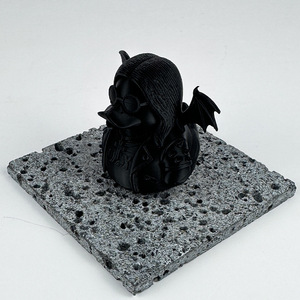 Statuetta di anatra nera alta 6,2 cm con ali di pipistrello e occhiali da sole, decorazione da scrivania, regalo artigianale - Product Image 3