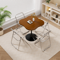 Table basse en métal moderne et durable de luxe avec un design décoratif pour le salon d'un appartement, meubles de maison