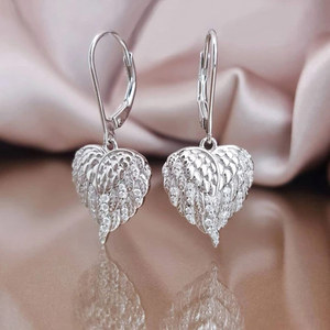 Orecchini a Forma di Cuore con Ali per Donne, Stile Coreano con Accenti in Zirconia, Eleganti e Minimalisti in Rame per Uso Quotidiano - Product Image 1