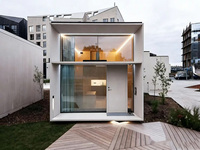 Bâtiment commercial modulaire à trois étages, installation facile et rapide, décoration intérieure et accessoires personnalisés