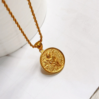 Venta al por mayor personalizado chapado en oro grabado Cupido Ángel colgante collar 18K hombres collar de acero inoxidable joyería impermeable