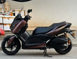 Yamaha XMAX <span class=keywords><strong>300</strong></span> - Design Elegante, Motore Monocilindrico da 292cc, Ideale per Spostamenti Urbani e Lunghi Percorsi - Product Image 2