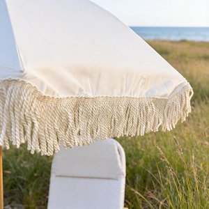 Conjunto de Sombrilla Bohemia de Grado Comercial, Silla de Madera de Teca y Gazebo con Flecos para Resorts de Alta Gama y Propiedades Costeras - Product Image 3