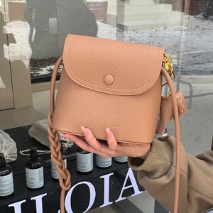 Sac de téléphone rétro pour femmes, sac de poitrine kaki à sangle unique avec boucle magnétique, tenues de tous les jours, hiver 2023 - Product Image 1