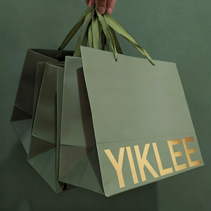 Sac à provisions de cadeau au détail de vêtements chaussures de luxe avec logo de marque personnalisé sac en papier vert avec ruban - Product Image 5