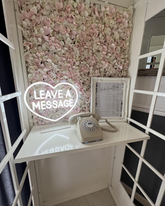 Cabina Telefónica Blanca para Boda con Libro de Visitas de Audio, Fotomatón con Flores y Fondo para Eventos Nupciales - Product Image 4