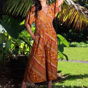 Mono Corto Casual con Estampado Hawaiano, Cuello en V, Plisado, Diseño OEM, Mono de Rayón Personalizado para Mujer - Product Image 2