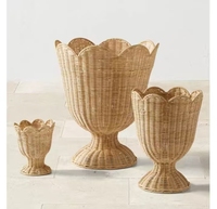 Le design de pot de fleurs en rotin convient aux jardins de style farmhouse, aux terrasses extérieures, aux terrasses confortables ou aux cuisines rurales.