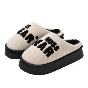 Zapatillas de algodón de suela gruesa para mujer con letras bordadas Felpa acolchada de terciopelo de invierno para amantes Zapatillas de casa para hombres - Product Image 5