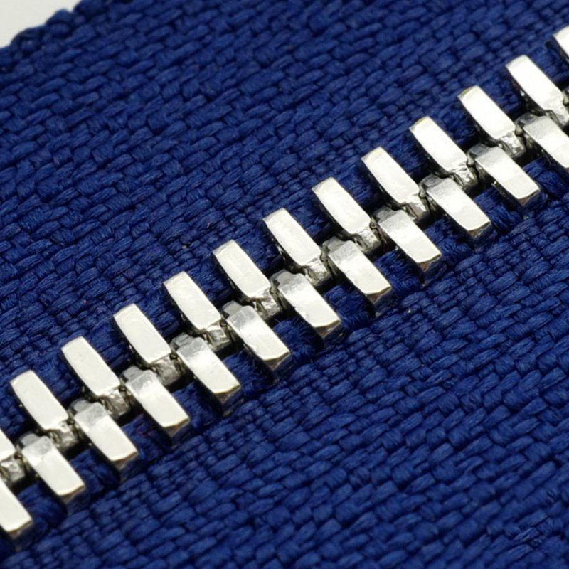 Tissu bleu + dents argentées