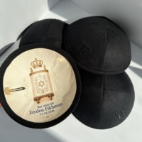 Kippa bleu clair de créateur, grande kippa brodée sur mesure avec lettres hébraïques, yarmulke juive pour la cérémonie de Bar Mitzvah