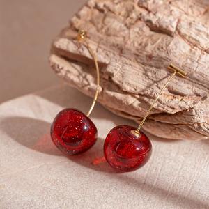 Boucles d'oreilles pendantes élégantes haut de gamme pour femmes avec résine rouge Angora Sweet Blushing Cherry Celebrity Fruit Cherry Style - Product Image 3