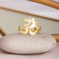 Vente en gros de bagues avec symbole Om Yoga Bijoux pour femmes plaqué or 18 carats sans ternissement Bijoux spirituels en acier inoxydable 316L Cadeau de Noël