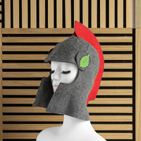 Enfilez la tenue de sauna la plus chaude comme un légionnaire romain avec ce casque de centurion en pure laine qui fait reculer la chaleur.