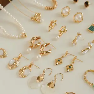 Fábrica al por mayor personalizable caliente 18K chapado en oro perla todo-fósforo fiesta mujer pendientes joyería