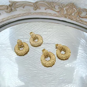 Orecchini in ottone semplice forma rotonda per donna indossare grandi orecchini in ottone placcato colore oro prezzo di fabbrica all'ingrosso
