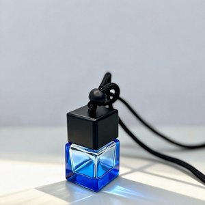 Diffuseur de parfum pour voiture en verre carré bleu dégradé de luxe personnalisé 8 ml, diffuseur d'huiles essentielles suspendu - Product Image 1