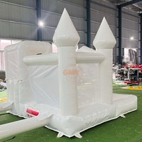 Château gonflable blanc brillant de petite taille avec toboggan et piscine