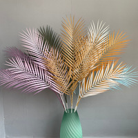 Branche de feuille de palmier en plastique artificiel trois fourchettes Madagascar Palm Greenery pour mariage Noël Pâques décoration de plafond intérieur