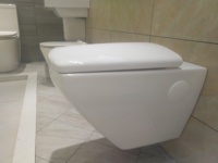 WC suspendu monobloc à chasse directe, design moderne en céramique, sanitaires suspendus au mur