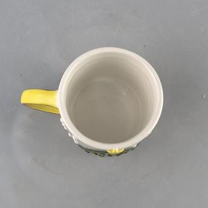 Taza de café de cerámica en relieve personalizada con Árbol de Navidad creativo, muñeco de nieve de Papá Noel para decoraciones de ceremonias navideñas - Product Image 3