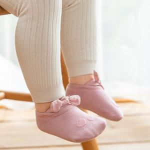 Calcetines antideslizantes de silicona con puntos para bebé, calcetín de goma con lazo para bebé y Niña - Product Image 4