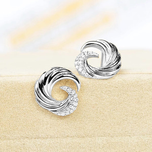 Orecchini a Perno Ispirati alle Onde dell'Oceano con Zirconi Scintillanti, Eleganti Orecchini da Donna alla Moda, Gioielli per Uso Quotidiano, Regalo - Product Image 6